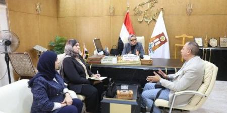 أخبار الوادي الجديد| المحافظ تبحث إنشاء مجمع صناعات غذائية ومدرسة تكنولوجية.. وتلتقي وفد شركة طيران الخدمات البترولية