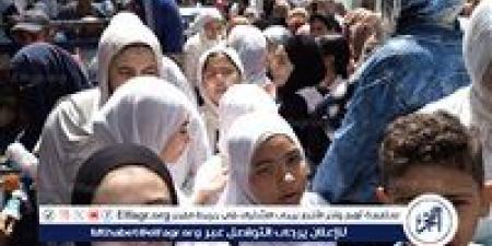 طلاب إعدادية الجيزة يشيدون بامتحان اللغة الإنجليزية: أسئلة واضحة وفي متناول الطالب المتوسط
