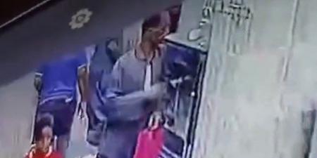 تداول فيديو لشخص يسرق داخل مسجد الساحة بقنا.. ومطالبات بالتحقق من الواقعة