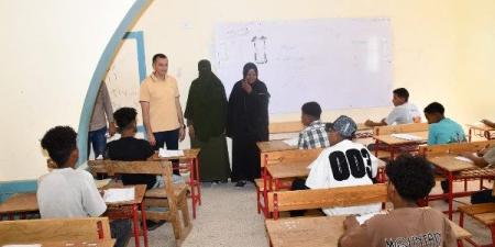 محافظ أسوان يفاجئ مدرسة كلابشة الجديدة ببحيرة ناصر لمتابعة امتحانات الشهادة الإعدادية
