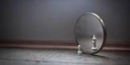 ماذا يحدث عند الوقوف أمام المرآة عاريًا؟ .. الأزهر: احذر 3 عيون