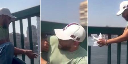 بمجهود فردي.. شاب يغلق فتحات سور كوبري جامعة القاهرة حفاظًا على أرواح المواطنين|صور