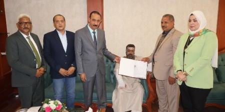 من سرير العلاج إلى منصة التكريم.. سوهاج تحتفي ببطل الحريق الذي أنقذ 6 شباب من الموت