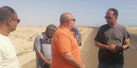 رئيس مدينة مرسى علم يتابع تطوير طريق مرسى علم – برنيس ويجري جولات مفاجئة على الخدمات الحيوية