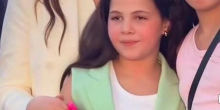 نسخة من دلال عبد العزيز.. كايلا ابنة دنيا سمير غانم تخطف الأنظار بالسبحة