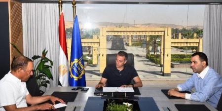 في اجتماع موسع.. محافظ أسوان يتابع تحسين الخدمات بقرى العون الغذائي