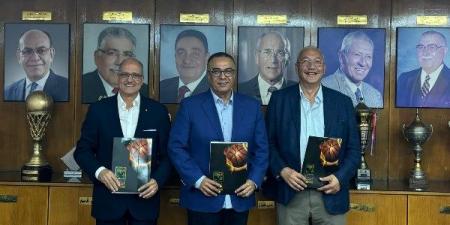 عمرو مصيلحي وأحمد حسن يوقعان عقود استضافة سبورتنج للبطولة العربية للأندية لسيدات السلة