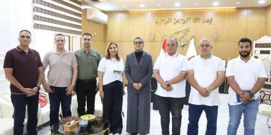 لمتابعة المرحلة الثانية بمشروع الواحات الخضراء.. محافظ الوادي الجديد تلتقي وفد شركة طيران الخدمات البترولية
