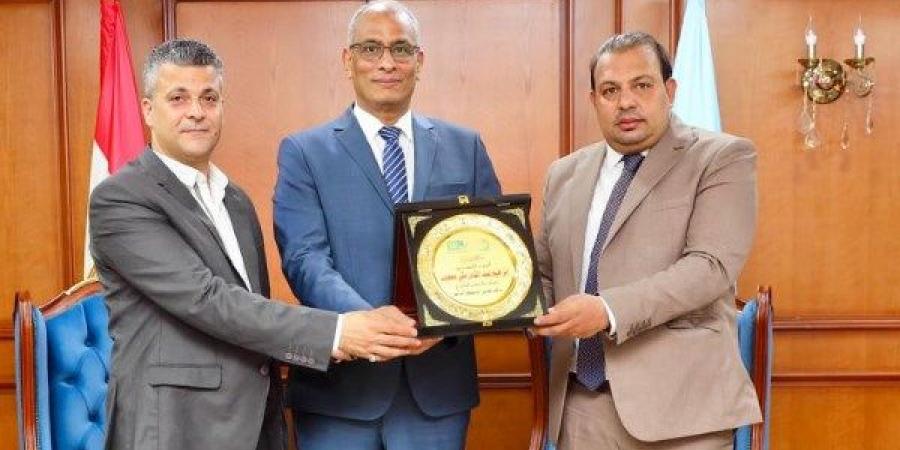 محافظ كفر الشيخ يناقش خطة عمل القافلة الطبية المجانية| صور