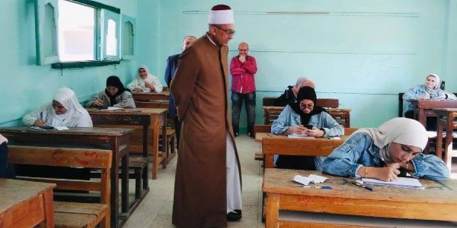 رئيس منطقة كفر الشيخ الأزهرية يتفقد لجان الثانوية بمعاهد بيلا | صور