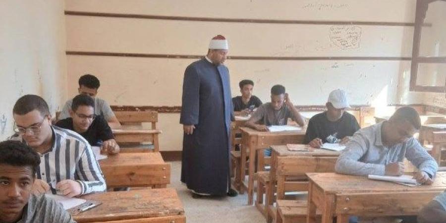 رئيس منطقة أسوان يتابع امتحانات الشهادة الثانوية الأزهرية.. صور