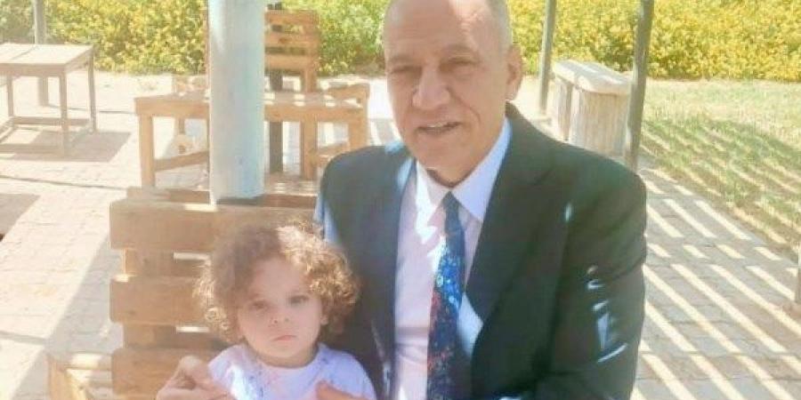 موقف إنساني.. عميد حقوق المنيا ينتظر مع طفل بحديقة الكلية لحين انتهاء والدته من الامتحان |صور