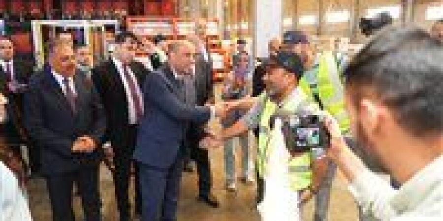وزير العمل في "النساجون الشرقيون" لتشجيع الاستثمار والتنمية والصناعة الوطنية وتكريم العمال
