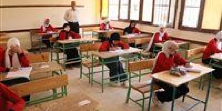 إلغاء امتحان طالبة بالشهادة الإعدادية وإحالة مسؤولي لجنة بالهرم للتحقيق بسبب تصوير الامتحان