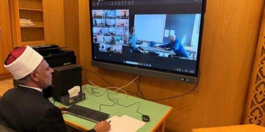 رئيس قطاع المعاهد الأزهرية يتابع سير الامتحانات من غرفة المراقبة المركزية