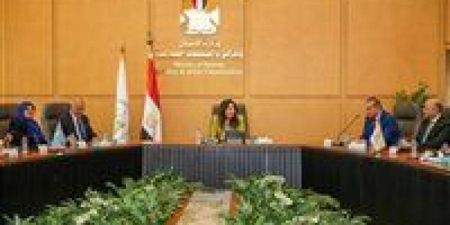 وزيرة الإسكان تتابع موقف مشروعات مياه الشرب والصرف الصحي بمحافظة القليوبية ومدينة العبور