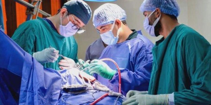 “اتكلمي معانا”.. فريق طبي بجامعة أسيوط يجري جراحة مخ لسيدة أثناء اليقظة