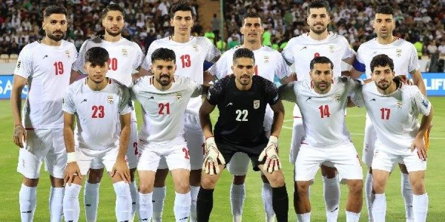 تخليدا لذكراهم.. لاعبو إيران يصلون المكسيك بدبابيس تذكارية لضحايا الحرب