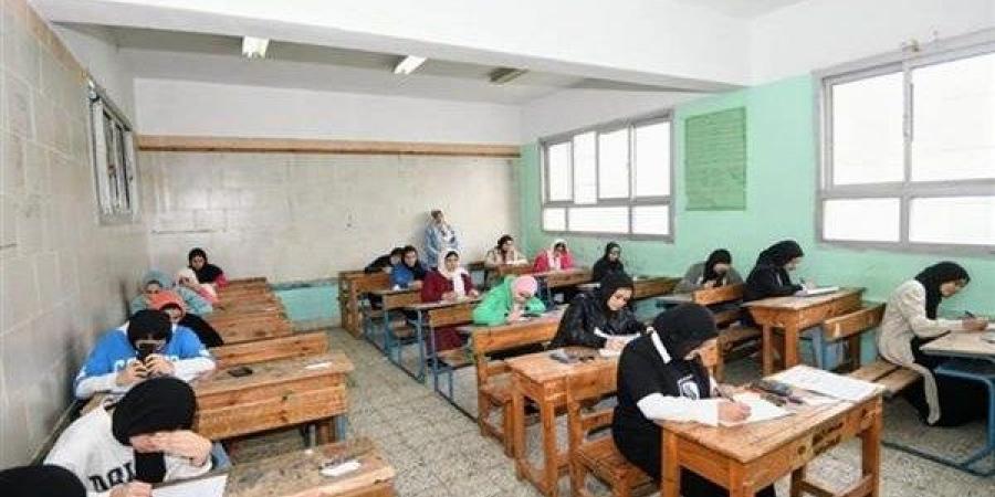 إحالة طالب للشئون القانونية بعد محاولته تصوير الامتحان وإرساله لوالدته بالخصوص