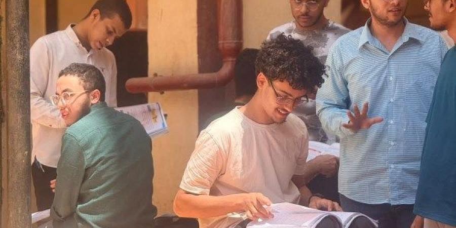 أجواء من التركيز والهدوء.. طلاب الثانوية الأزهرية يدخلون لجان امتحان النحو
