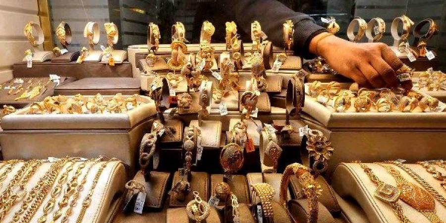 انهيار تاريخي.. أسعار الذهب تواصل النزيف وعيار 21 يتراجع بقوة