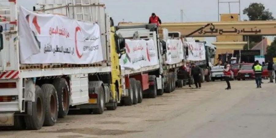 استئناف إدخال شاحنات المساعدات الإنسانية إلي قطاع غزة