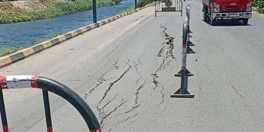 هبوط جزئي بطريق ترعة أصفون الرئيسي في إسنا