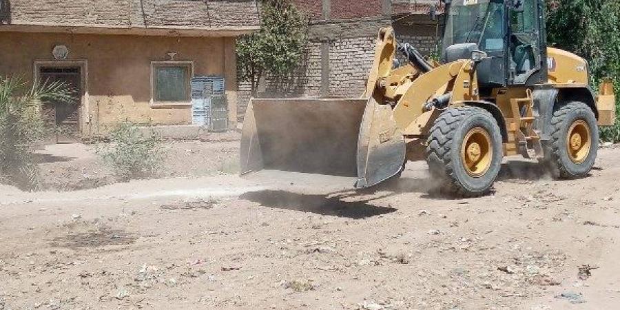 البيئة تطلق حزمة من أعمال النظافة في قرى ونجوع قنا .. صور