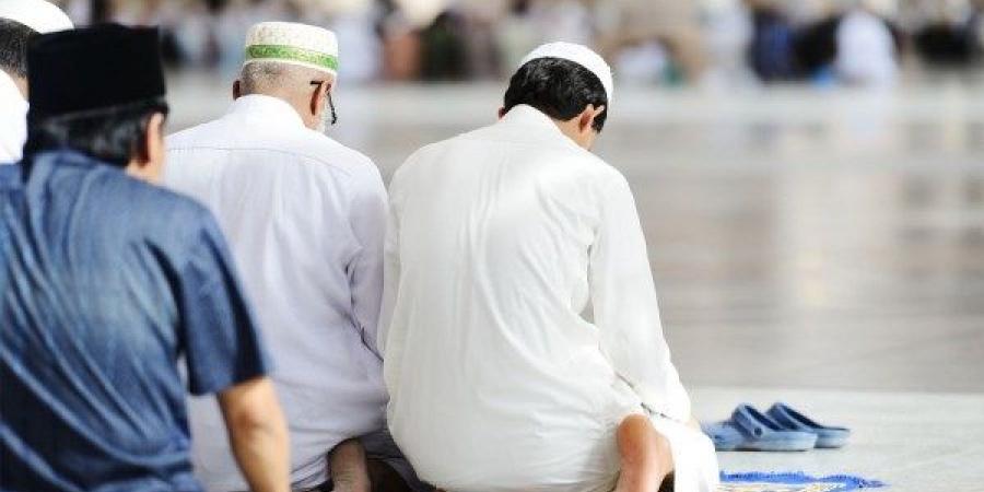 هل يجوز قراءة آيات طويلة في الصلاة أم الأفضل القصيرة؟.. أمين الإفتاء يجيب