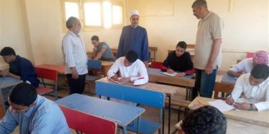 طلاب القسم الأدبي بالثانوية الأزهرية يؤدون امتحان النحو اليوم