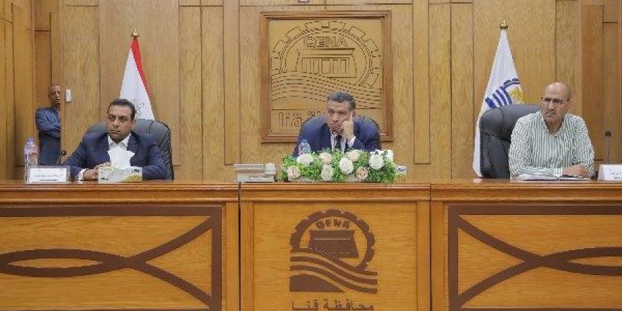 خلال لقاء جماهيرى.. محافظ قنا يناقش301 شكوى وطلب للمواطنين ويوجه بحلول عاجلة
