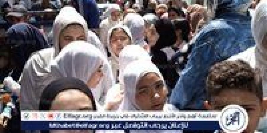 طلاب إعدادية الجيزة يشيدون بامتحان اللغة الإنجليزية: أسئلة واضحة وفي متناول الطالب المتوسط