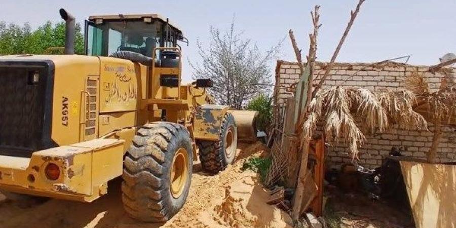 إزالة كثبان رملية وتمهيد طريق استجابة لاستغاثة مواطن بالوادي الجديد
