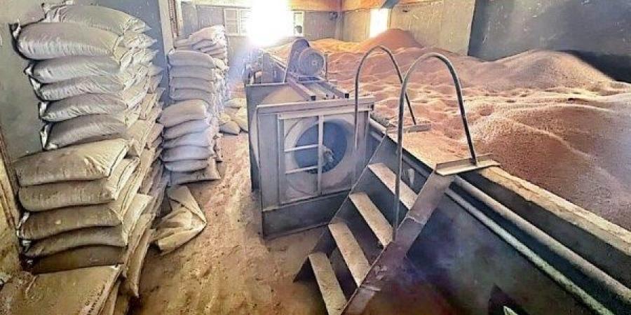 ضبط كمية كبيرة من الأعلاف مجهولة المصدر داخل مصنع بالمنوفية