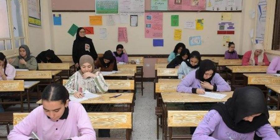 في أجواء هادئة.. انتهاء امتحانات الشهادة الإعدادية بتعليم بورسعيد