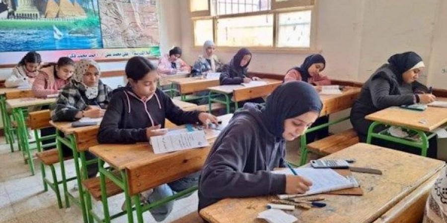 إنتهاء امتحانات الشهادة الإعدادية بالجيزة اليوم ..والإدارات تحذر الطلاب: “بلاش شغب”