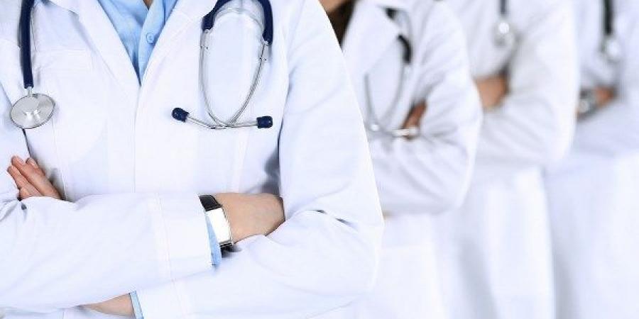 نجومية السوشيال ميديا لا تكفي.. تحذيرات من الأطباء المزيفين في العيادات الفاخرة