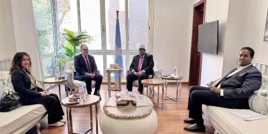 سفير الصومال يستقبل ممثل الأونروا ويؤكد دعم مقديشو للشعب الفلسطيني