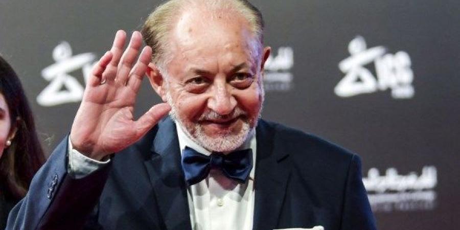 قبل رحيله.. عبد العزيز مخيون يكشف كواليس خلافه مع أحمد زكي ومشهد المصالحة الأخير