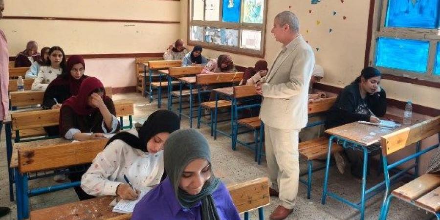 الالتزام بالضوابط الامتحانية.. وكيل أول تعليم الشرقية يتفقد لجان الإعدادية بفاقوس