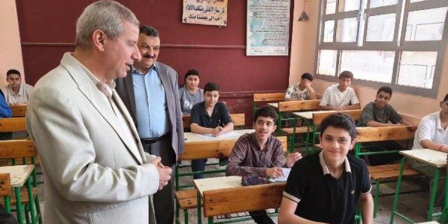 أكد انتظام الامتحانات.. وكيل أول تعليم الشرقية يتابع لجان الشهادة الإعدادية بأبوكبير