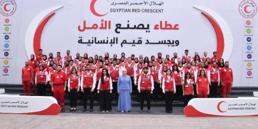 السيدة انتصار السيسي تحتفي بمتطوعي الهلال الأحمر: "كل التقدير لكل يد امتدت بالعون لخدمة الإنسان"