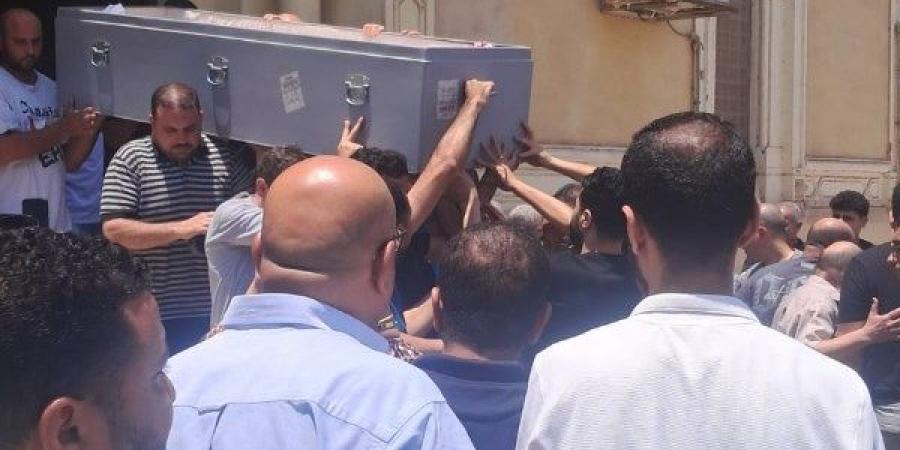 الحزن يسيطر على حسني عبد ربه في جنازة وداع خاله بالمحلة.. فيديو وصور