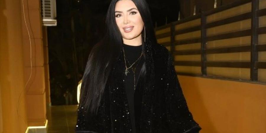 فستان لافت.. عبير صبري تستعرض جمالها