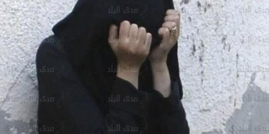 أصيب بجروح.. مريضة نفسيا تعتدي على عامل يقطعة زجاج بالهرم
