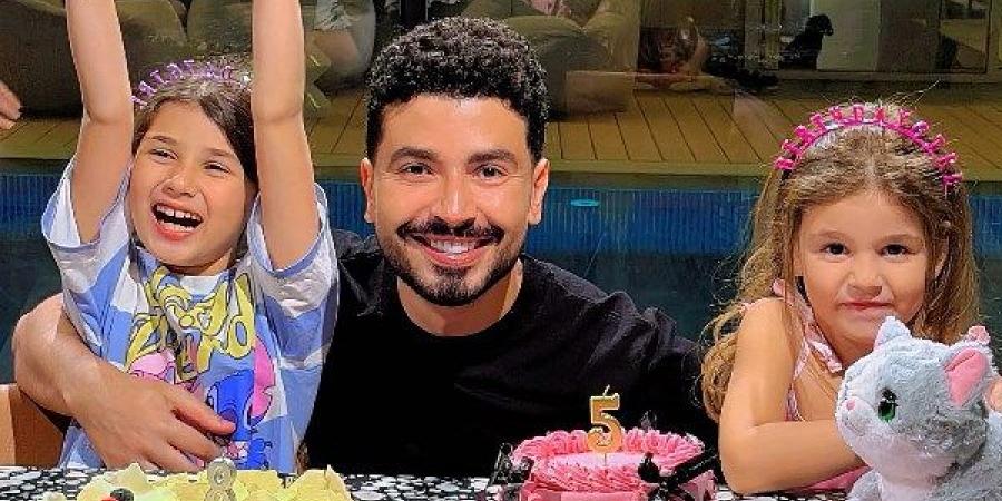 الفنان محمد أنور في أحدث ظهور عبر الفيس بوك رفقة زوجته وابنتيه .. شاهد
