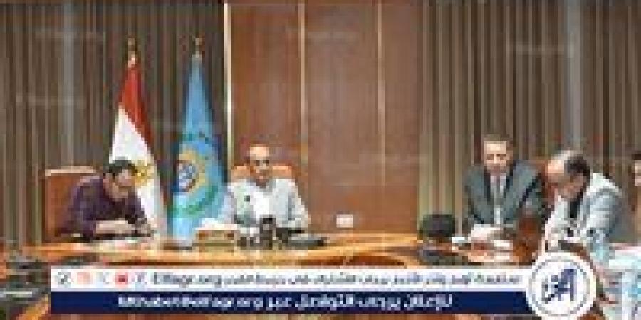 محافظ أسيوط يعقد اجتماعا لمتابعة معدلات تنفيذ مشروعات حياة كريمة
