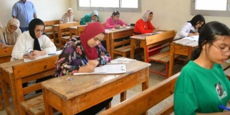 ضبط طالب بحوزته أثناء محاولته تصوير ورقة الامتحان بالخصوص
