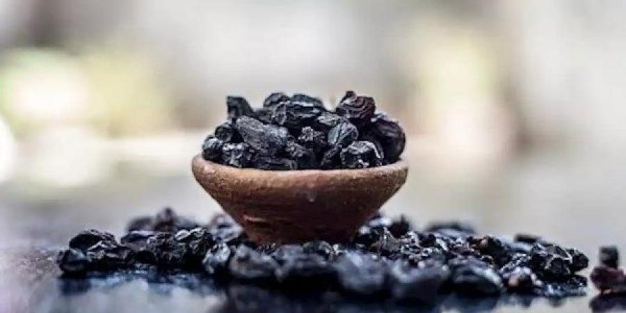 ماذا يحدث لجسمك عند تناول الزبيب الأسود؟