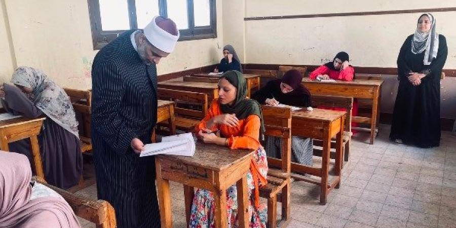 طلاب الأدبي بالثانوية الأزهرية يؤدون امتحان مادة التوحيد دون شكاوي بالدقهلية |صور